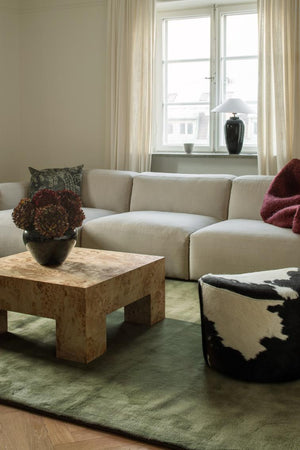 Layered Solid Wool Capulet Olive olijfgroen wollen vloerkleed, in een woonkamer