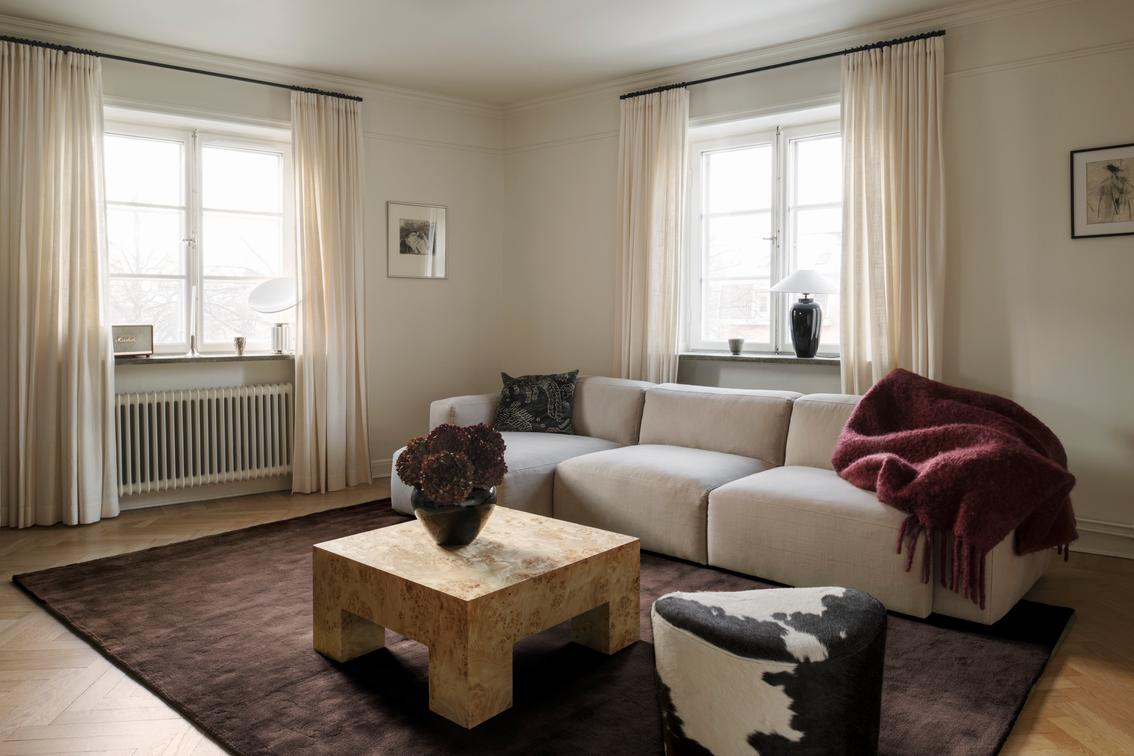 Layered Solid Wool Chicory Coffee donkerbruin wollen vloerkleed, in een woonkamer