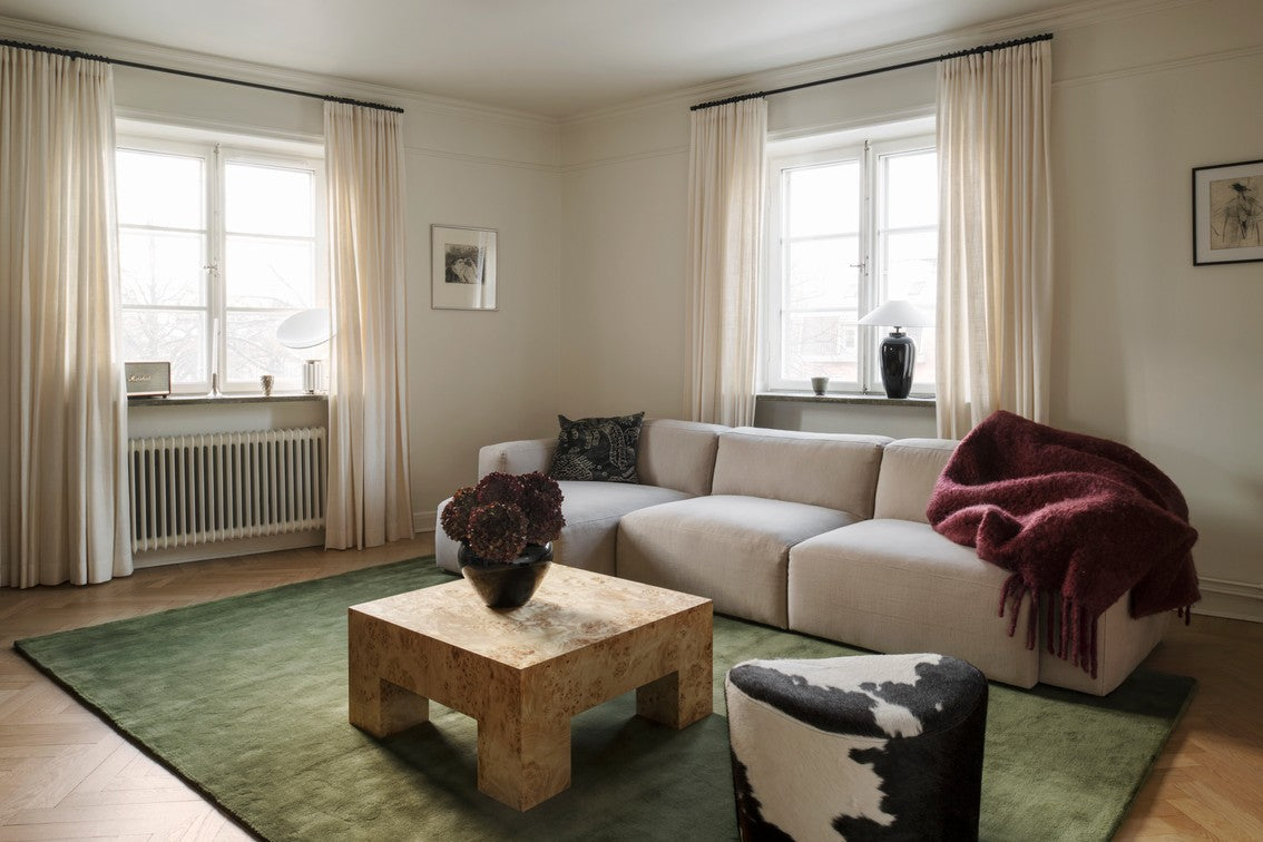 Layered Solid Wool Capulet Olive olijfgroen wollen vloerkleed, in een woonkamer