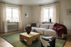 Layered Solid Wool Capulet Olive olijfgroen wollen vloerkleed, in een woonkamer