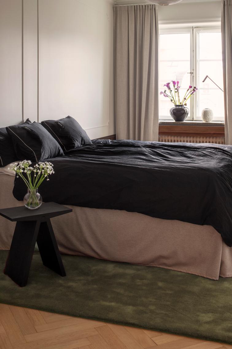 Layered Solid Wool Capulet Olive olijfgroen wollen vloerkleed, in een slaapkamer