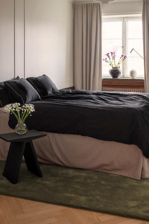 Layered Solid Wool Capulet Olive olijfgroen wollen vloerkleed, in een slaapkamer