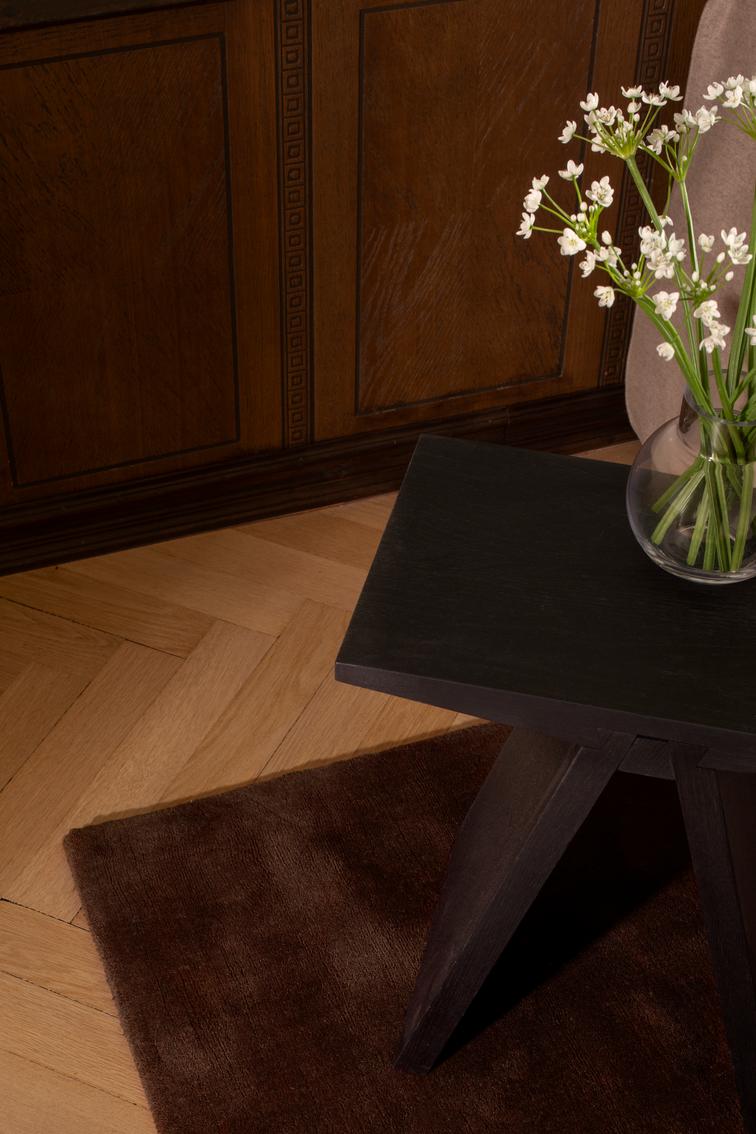 Layered Solid Wool Chicory Coffee donkerbruin wollen vloerkleed, detail van de wol