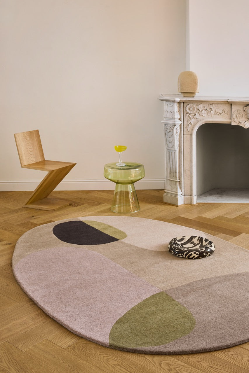 Brink & Campman Decor Miller Autumn tapijt in zandbeige, poederroze en olijfgroen, in een interieur