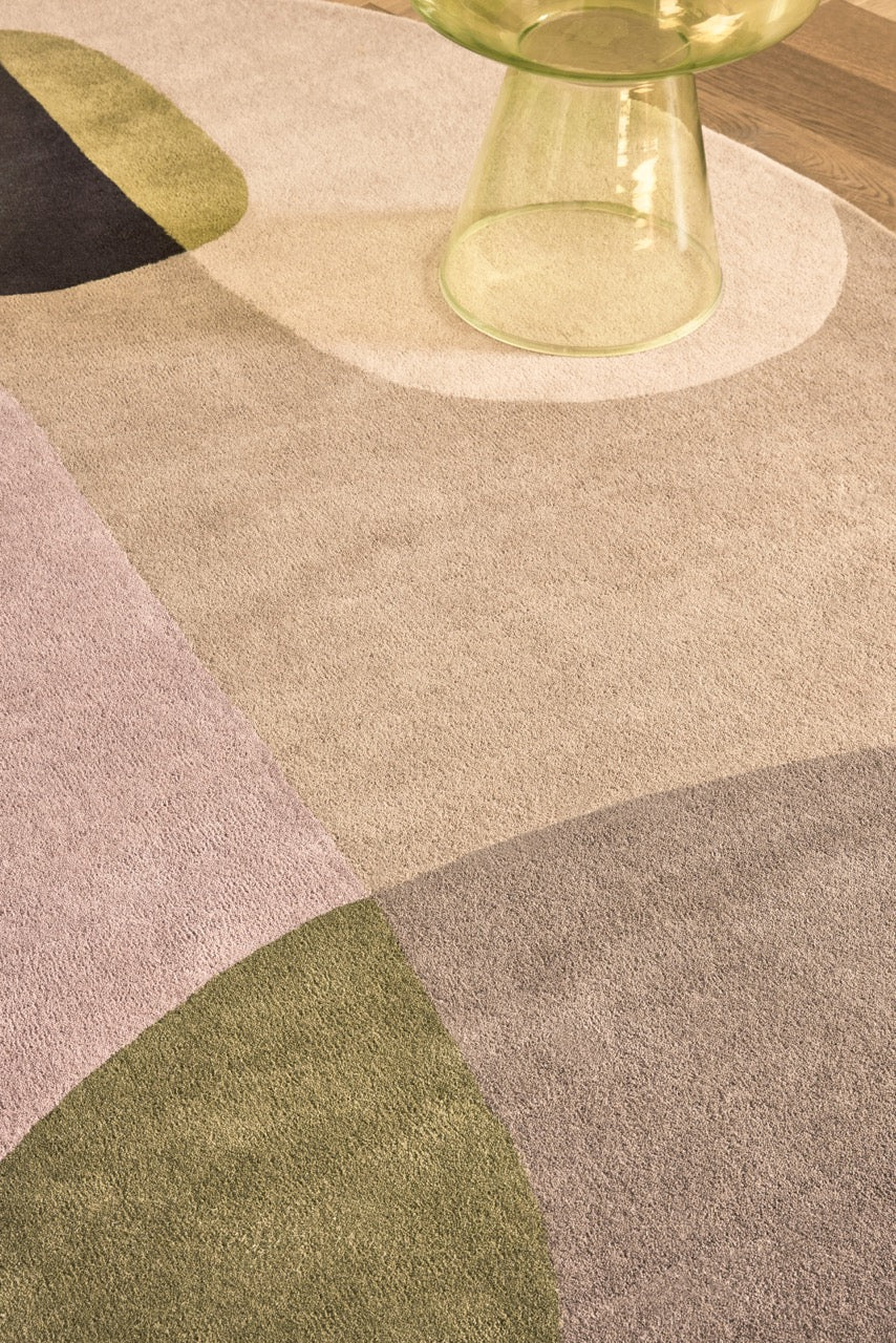 Brink & Campman Decor Miller Autumn tapijt in zandbeige, poederroze en olijfgroen, in een interieur, tweede beeld