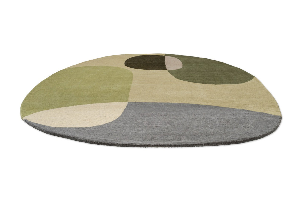 Brink & Campman Decor Miller Summer tapijt in saliegroen, bosgroen en duifgrijs, in perspectief