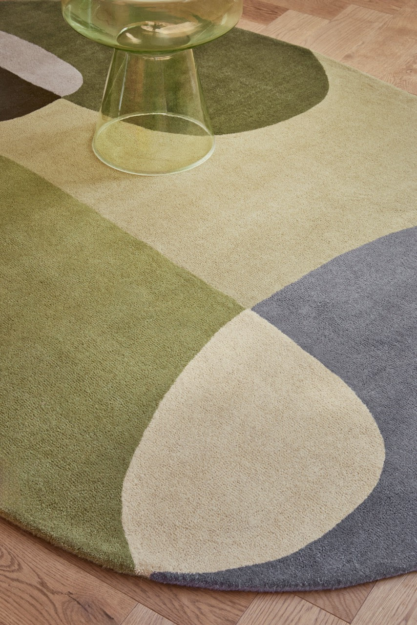 Brink & Campman Decor Miller Summer tapijt in saliegroen, bosgroen en duifgrijs, in een interieur, tweede beeld