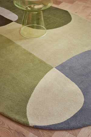 Brink & Campman Decor Miller Summer tapijt in saliegroen, bosgroen en duifgrijs, in een interieur, tweede beeld