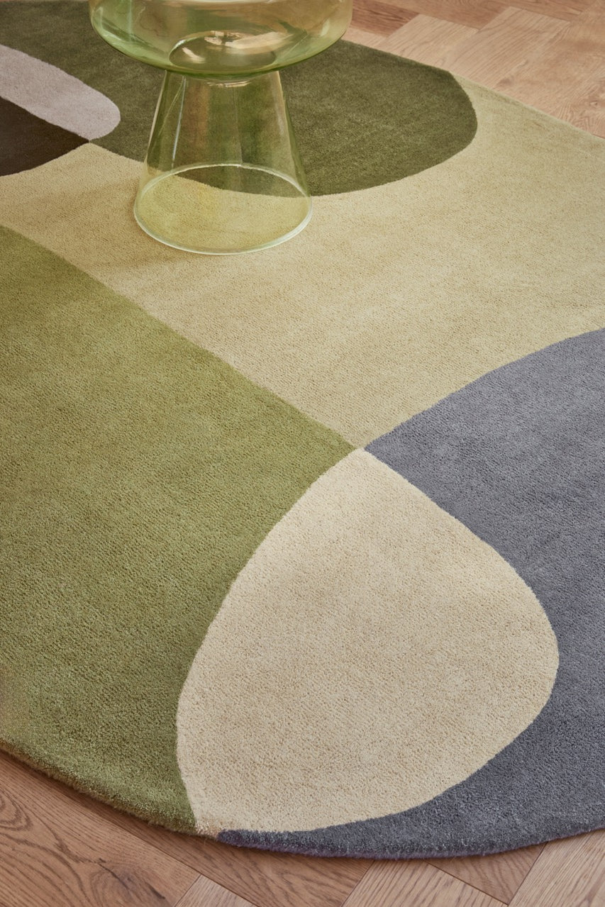 Brink & Campman Decor Miller Summer tapijt in saliegroen, bosgroen en duifgrijs, in een interieur, tweede beeld
