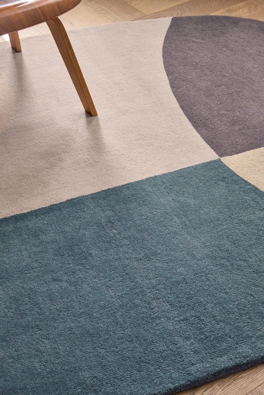 Brink & Campman Decor Miller Winter tapijt in petrolblauw, roze beige en antracietbruin, in een interieur, derde beeld