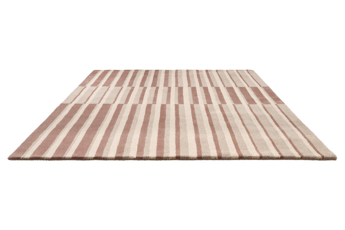 Brink & Campman Decor Pilar Blush tapijt in oudroze met strepen in crème en greige, in perspectief