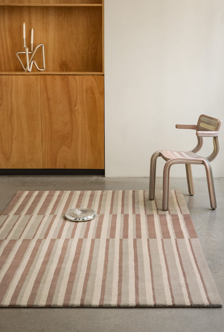 Brink & Campman Decor Pilar Blush tapijt in oudroze met strepen in crème en greige, in een interieur