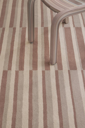 Brink & Campman Decor Pilar Blush tapijt in oudroze met strepen in crème en greige, in een interieur, tweede beeld