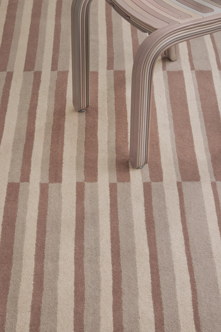 Brink & Campman Decor Pilar Blush tapijt in oudroze met strepen in crème en greige, in een interieur, tweede beeld