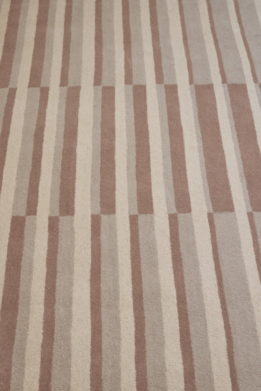 Brink & Campman Decor Pilar Blush tapijt in oudroze met strepen in crème en greige, in een interieur, derde beeld