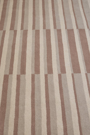 Brink & Campman Decor Pilar Blush tapijt in oudroze met strepen in crème en greige, in een interieur, derde beeld