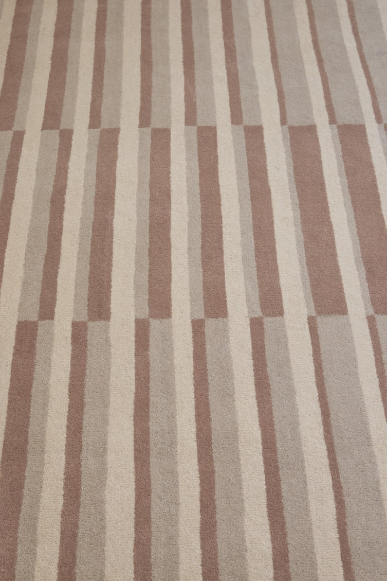 Brink & Campman Decor Pilar Blush tapijt in oudroze met strepen in crème en greige, in een interieur, derde beeld