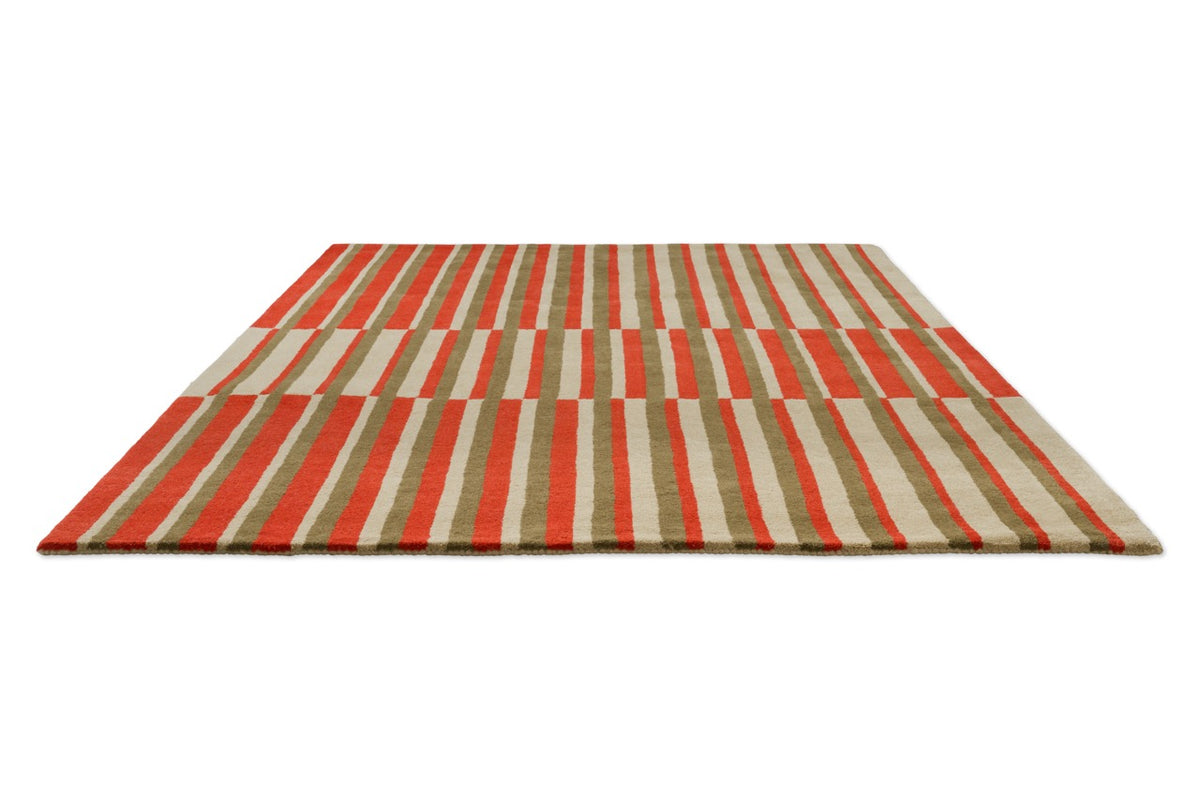 Brink & Campman Decor Pilar Coral tapijt in koraalrood met strepen in olijfgroen en crème, in perspectief