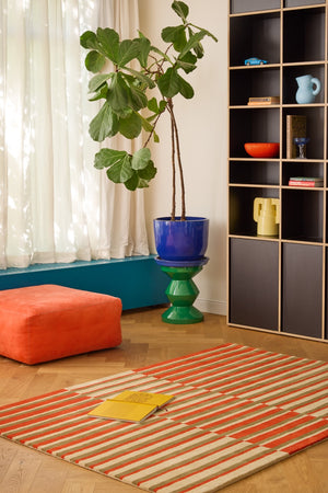 Brink & Campman Decor Pilar Coral tapijt in koraalrood met strepen in olijfgroen en crème, in een interieur