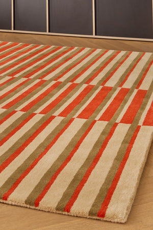 Brink & Campman Decor Pilar Coral tapijt in koraalrood met strepen in olijfgroen en crème, in een interieur, derde beeld