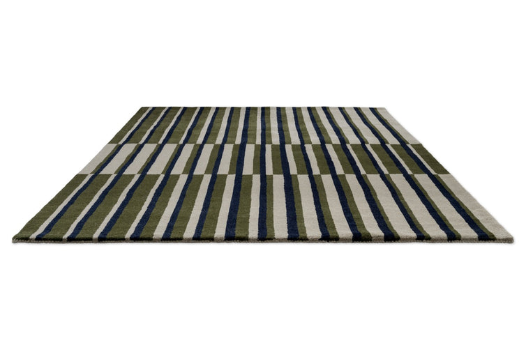 Tapis Brink & Campman Decor Pilar Moss vert mousse à rayures bleu marine et gris clair, vue en perspective