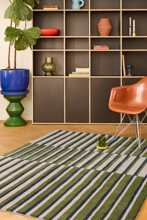 Tapis Brink & Campman Decor Pilar Moss vert mousse à rayures bleu marine et gris clair, dans un intérieur