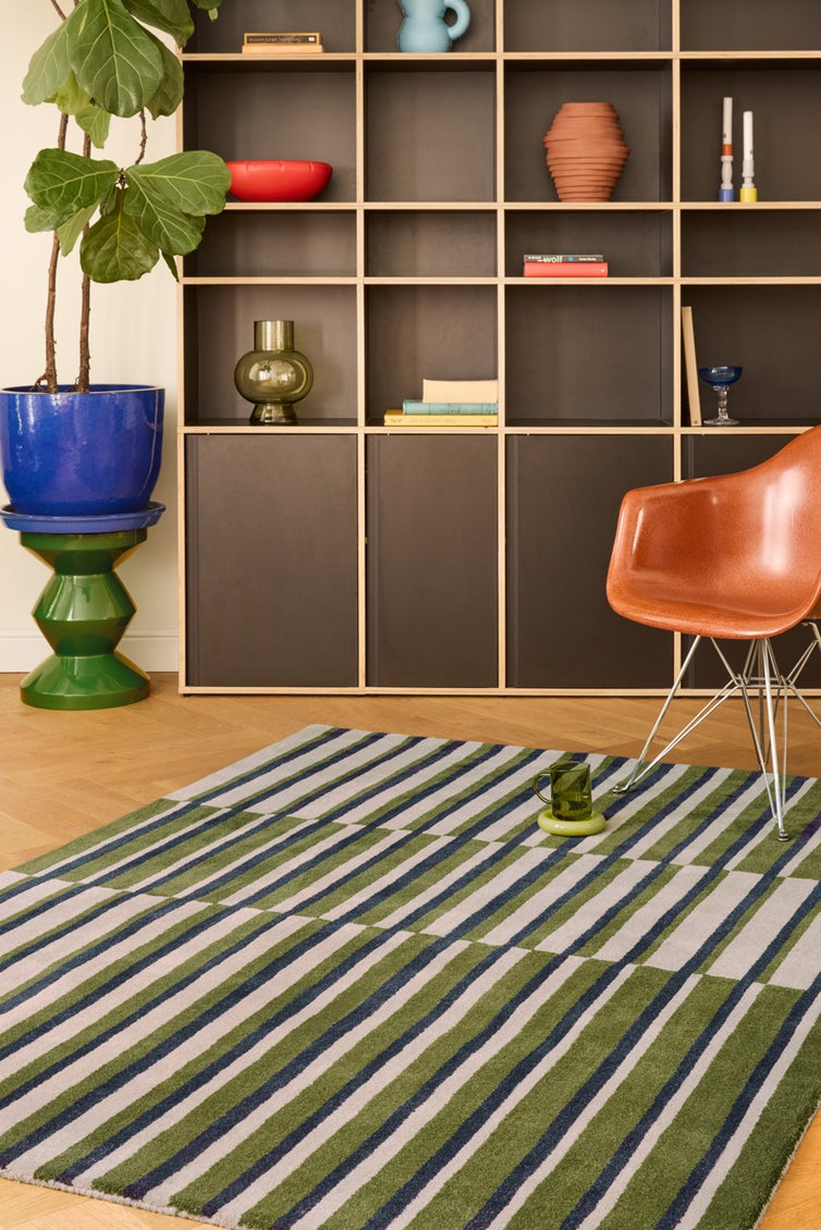 Tapis Brink & Campman Decor Pilar Moss vert mousse à rayures bleu marine et gris clair, dans un intérieur