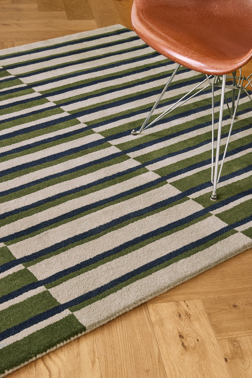 Tapis Brink & Campman Decor Pilar Moss vert mousse à rayures bleu marine et gris clair, dans un intérieur, deuxième vue