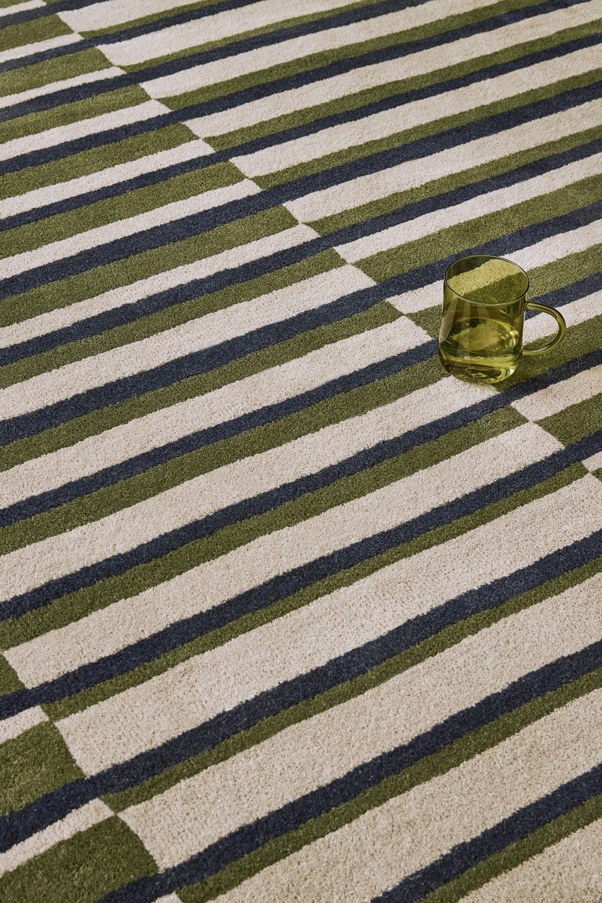 Tapis Brink & Campman Decor Pilar Moss vert mousse à rayures bleu marine et gris clair, dans un intérieur, troisième vue
