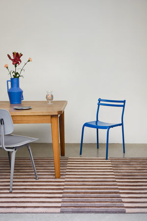 Brink & Campman Decor Pilar Taupe tapijt in taupe met strepen in chocoladebruin en crème, in een interieur