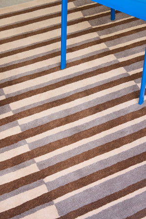 Brink & Campman Decor Pilar Taupe tapijt in taupe met strepen in chocoladebruin en crème, in een interieur, tweede beeld