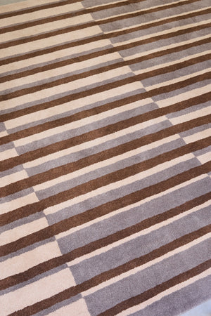 Brink & Campman Decor Pilar Taupe tapijt in taupe met strepen in chocoladebruin en crème, in een interieur, derde beeld