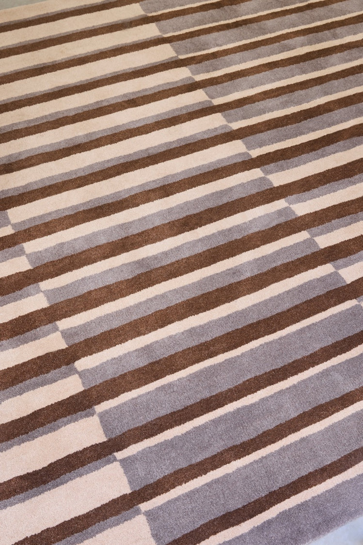 Brink & Campman Decor Pilar Taupe tapijt in taupe met strepen in chocoladebruin en crème, in een interieur, derde beeld