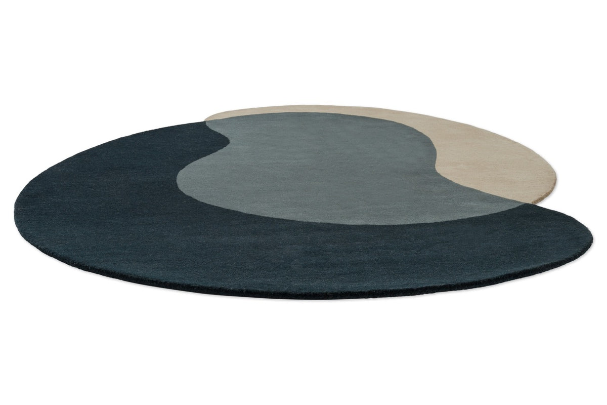 Brink & Campman Element Lane Blue tapijt in nachtblauw, leiblauw en zandbeige, in perspectief