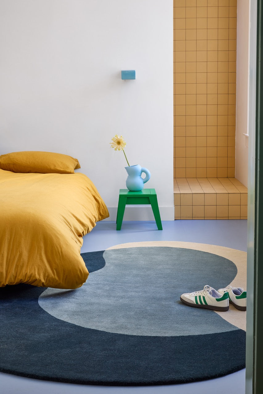 Brink & Campman Element Lane Blue tapijt in nachtblauw, leiblauw en zandbeige, in een interieur