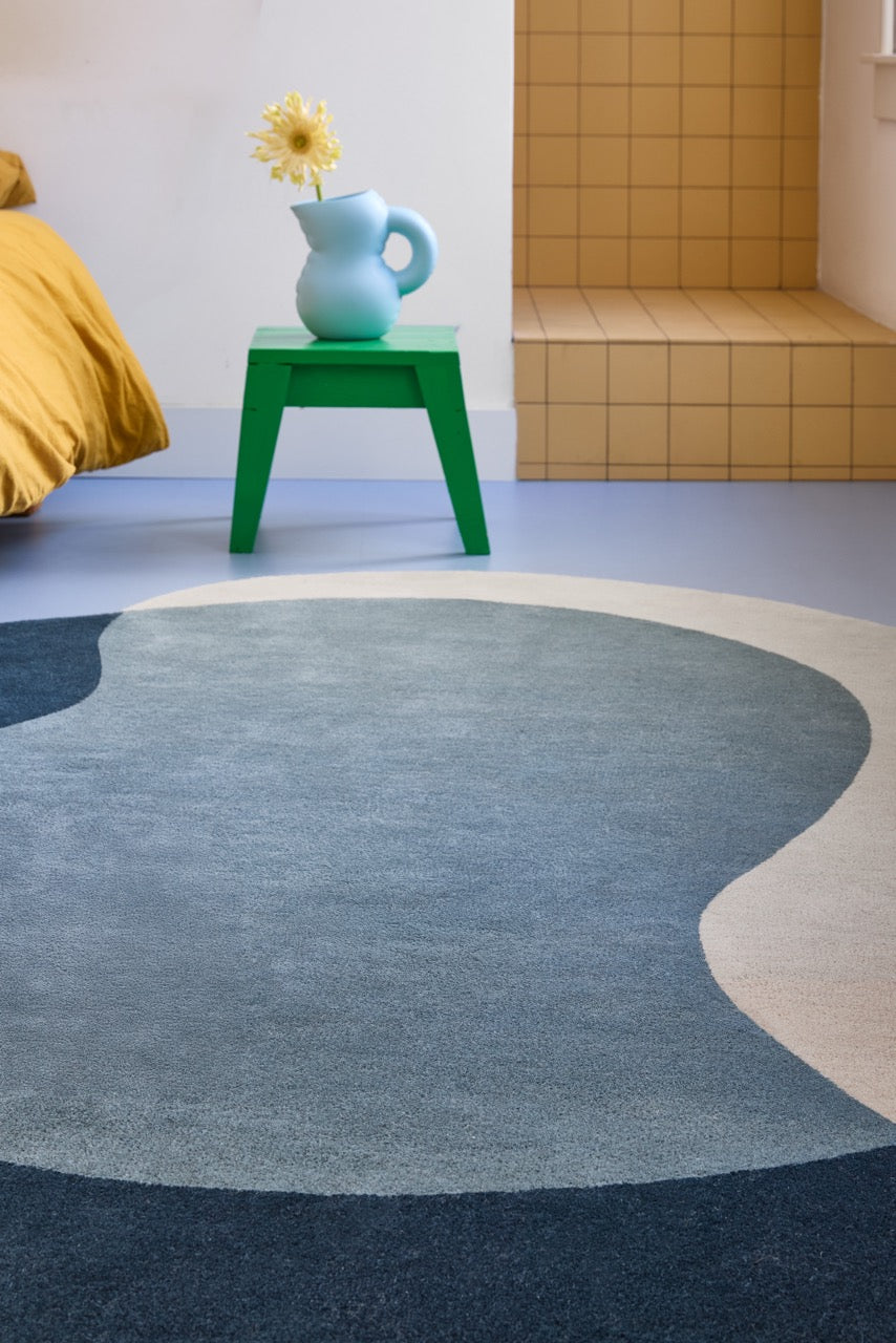Brink & Campman Element Lane Blue tapijt in nachtblauw, leiblauw en zandbeige, in een interieur, tweede beeld