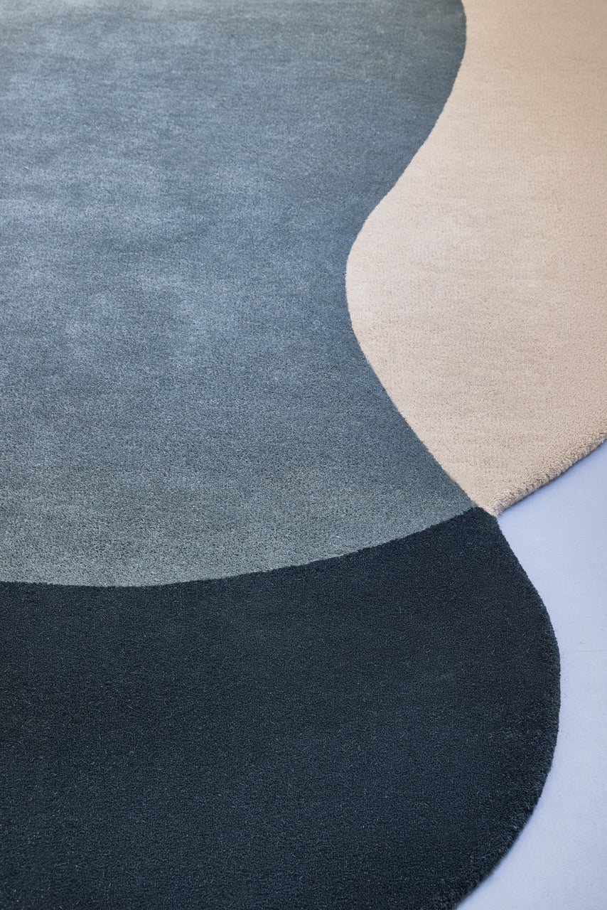 Brink & Campman Element Lane Blue tapijt in nachtblauw, leiblauw en zandbeige, in een interieur, derde beeld