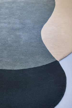 Brink & Campman Element Lane Blue tapijt in nachtblauw, leiblauw en zandbeige, in een interieur, derde beeld