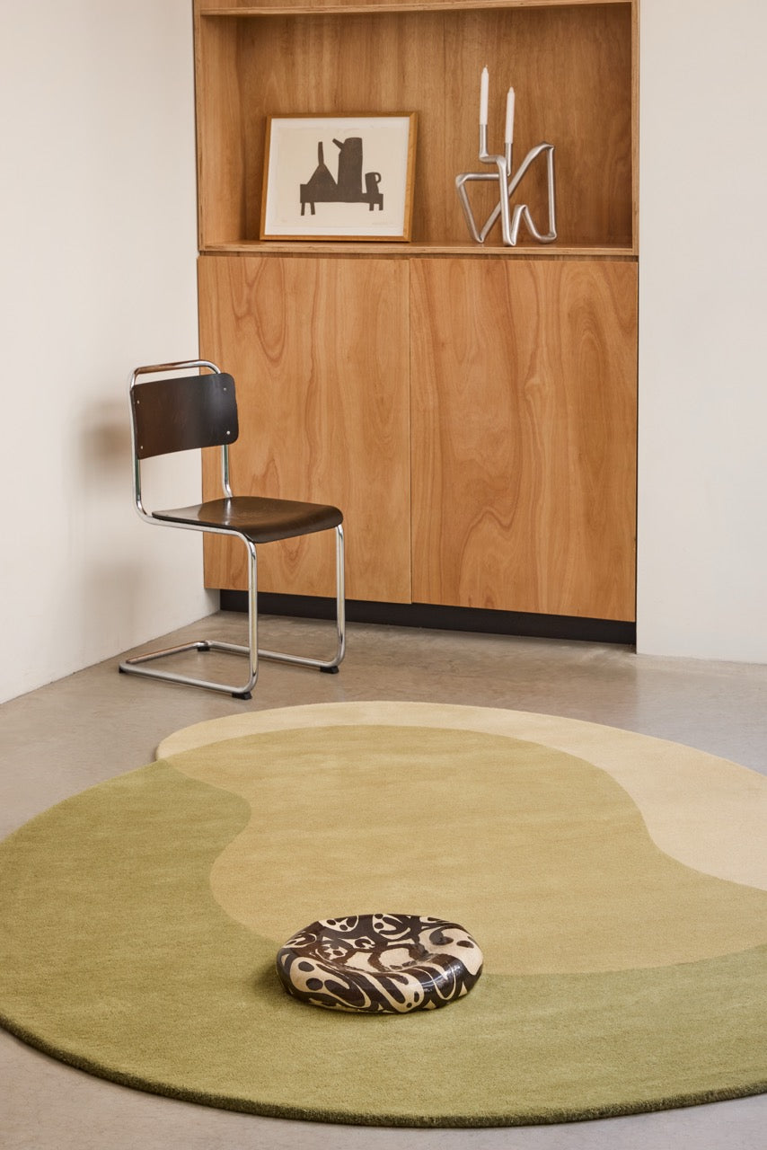 Brink & Campman Element Lane Green tapijt in olijfgroen, okergeel en crème, in een interieur