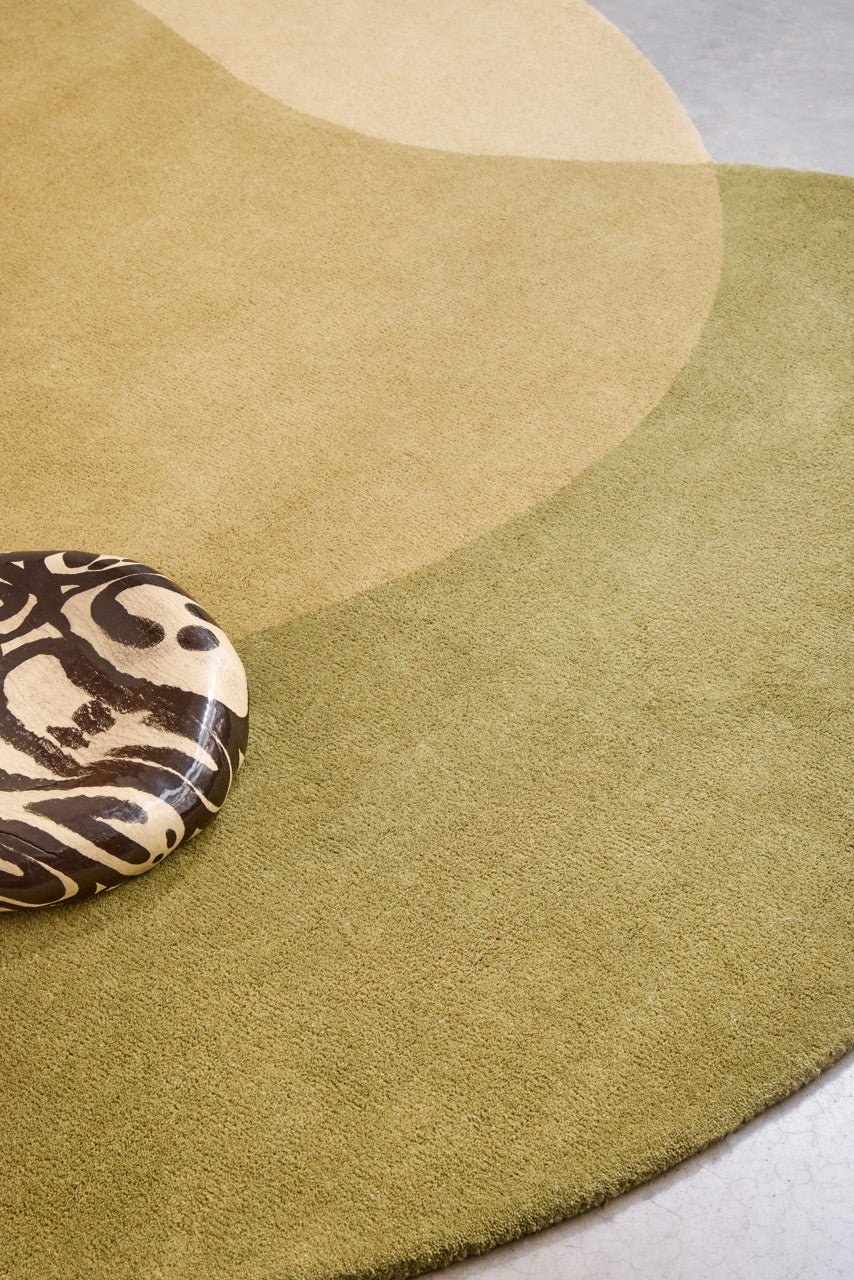 Tapis Brink & Campman Element Lane Green vert olive, jaune ocre et crème, dans un intérieur, deuxième vue