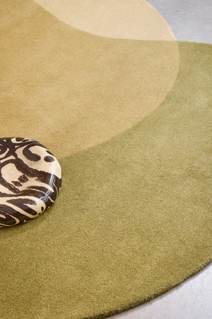 Tapis Brink & Campman Element Lane Green vert olive, jaune ocre et crème, dans un intérieur, deuxième vue