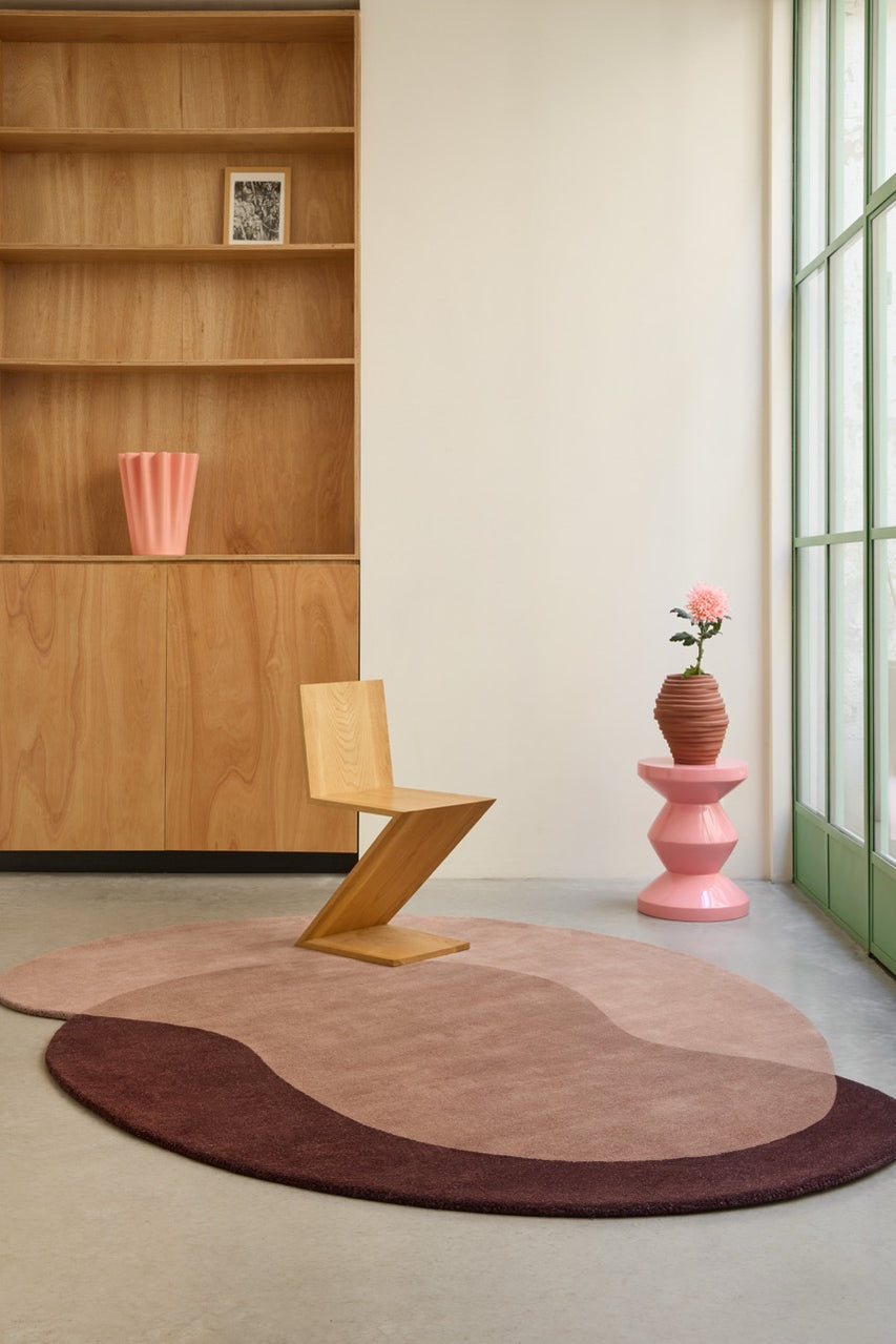 Brink & Campman Element Lane Red tapijt in oudroze, mauvebruin en aubergine, in een interieur