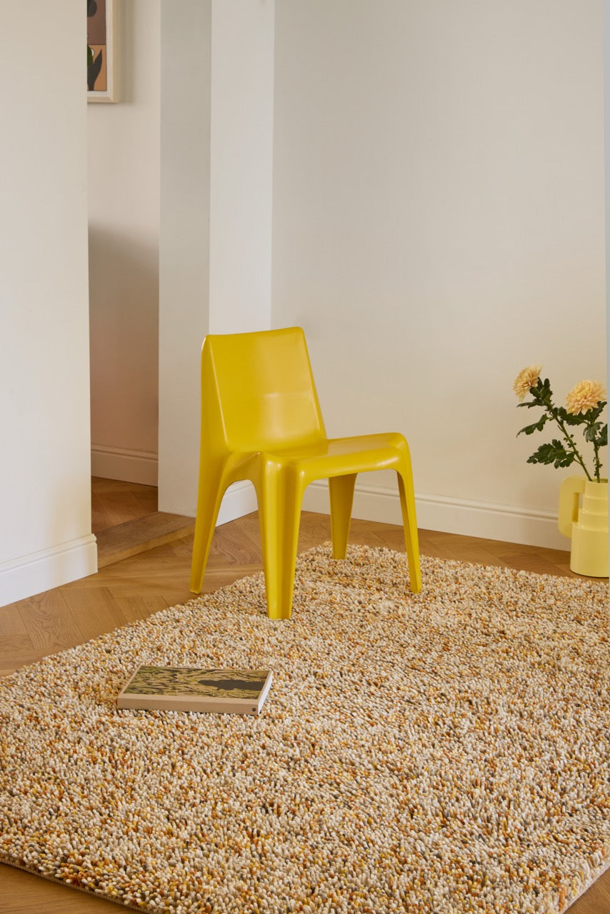Tapis Brink & Campman Loom Calendula jaune souci, ocre et crème, dans un intérieur