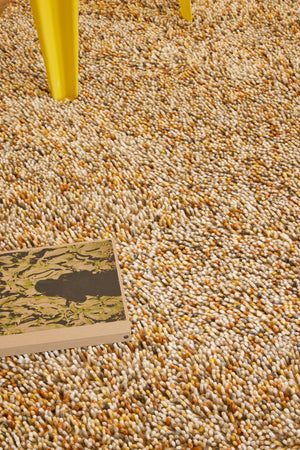Tapis Brink & Campman Loom Calendula jaune souci, ocre et crème, dans un intérieur, deuxième vue