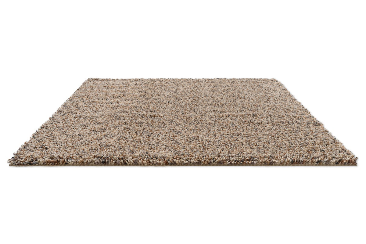 Brink & Campman Loom Natural tapijt in beige en crème met spikkels in grijs en antraciet, in perspectief