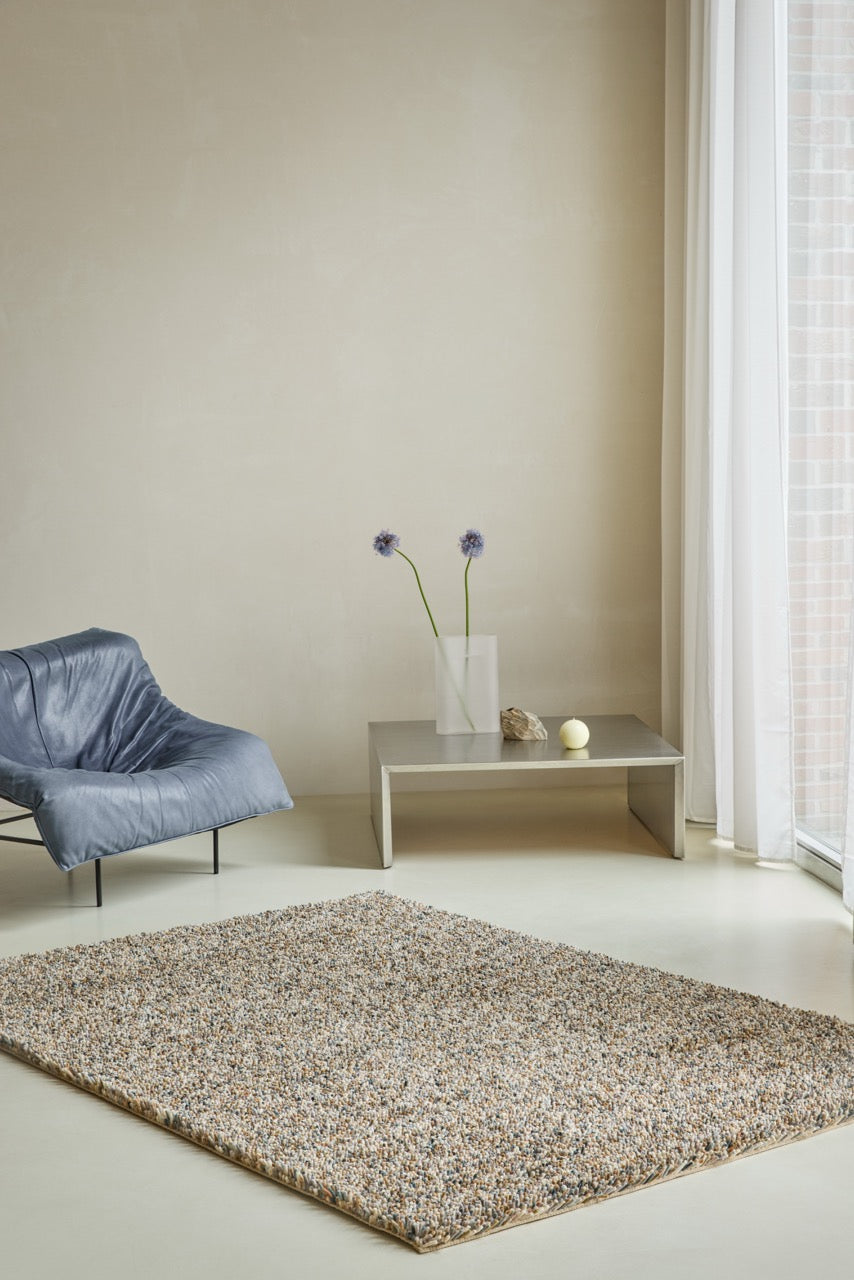 Brink & Campman Loom Natural tapijt in beige en crème met spikkels in grijs en antraciet, in een interieur