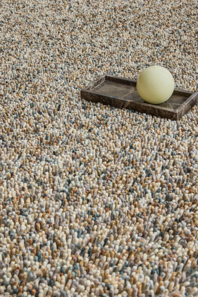 Brink & Campman Loom Natural tapijt in beige en crème met spikkels in grijs en antraciet, in een interieur, tweede beeld