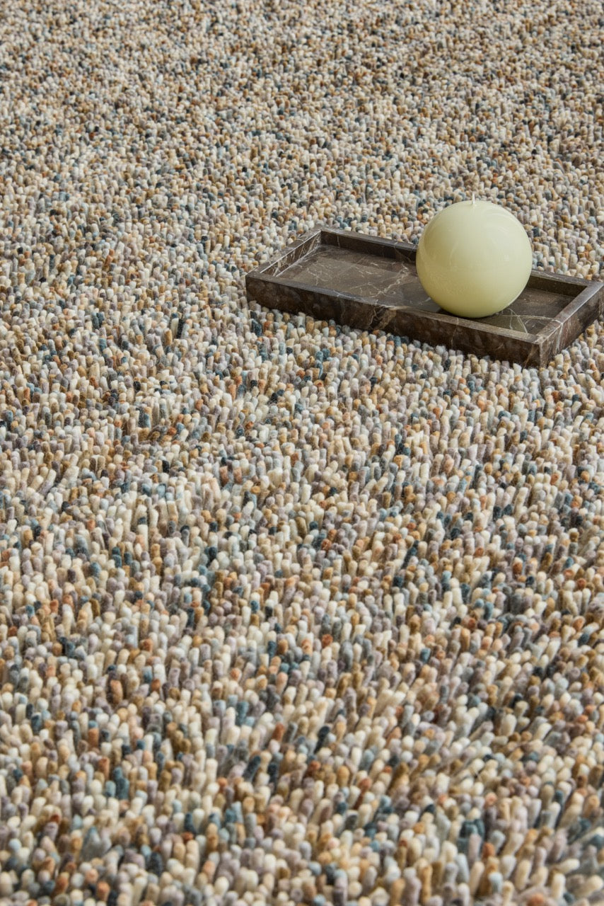 Brink & Campman Loom Natural tapijt in beige en crème met spikkels in grijs en antraciet, in een interieur, tweede beeld