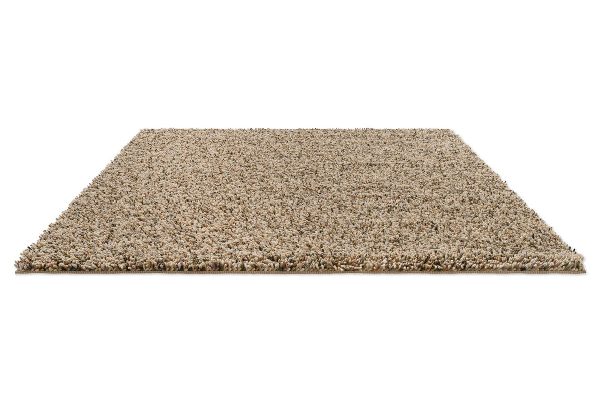 Brink & Campman Loom Natural Moss tapijt in beige en crème met spikkels in mosgroen en bruin, in perspectief