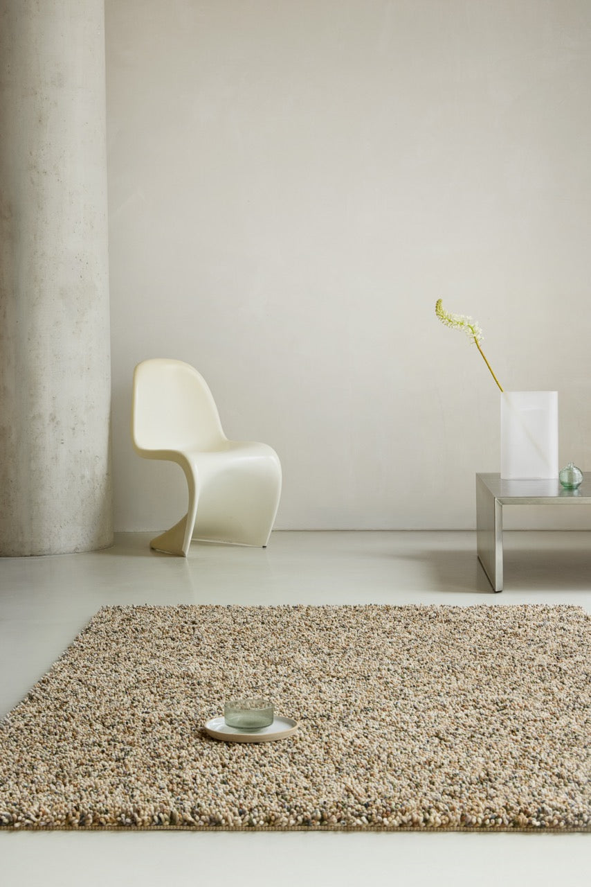 Brink & Campman Loom Natural Moss tapijt in beige en crème met spikkels in mosgroen en bruin, in een interieur